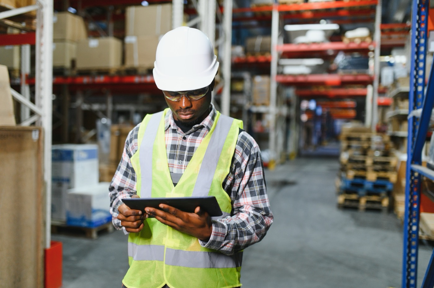 Trabajador de almacén revisando inventario con una tableta
