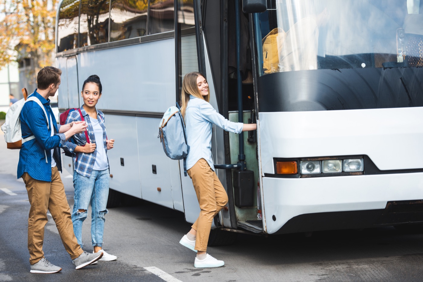 Pasajeros abordando un autobús foráneo con su equipaje
